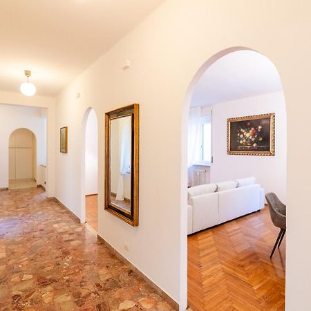Domus Verona - Elegante Residenza Con Affaccio Su Porta Leoni Ruang foto