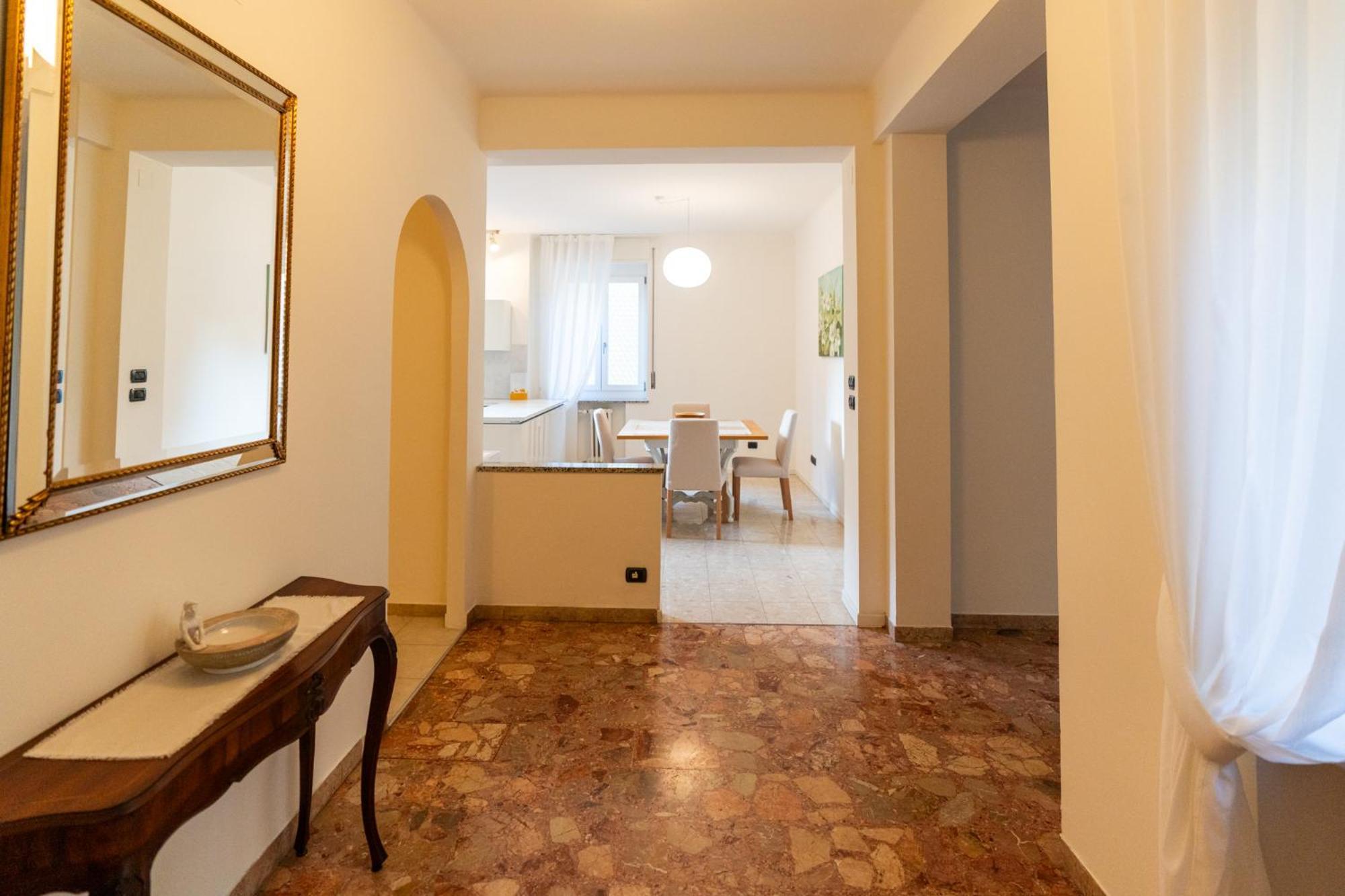 Domus Verona - Elegante Residenza Con Affaccio Su Porta Leoni Ruang foto